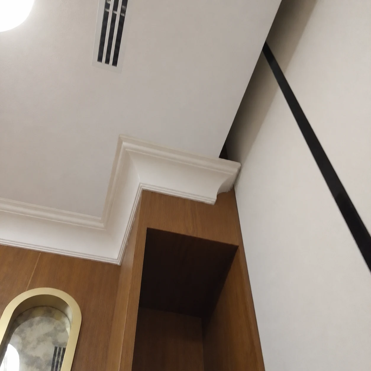 كرانيش وفتحات تكييف خطية