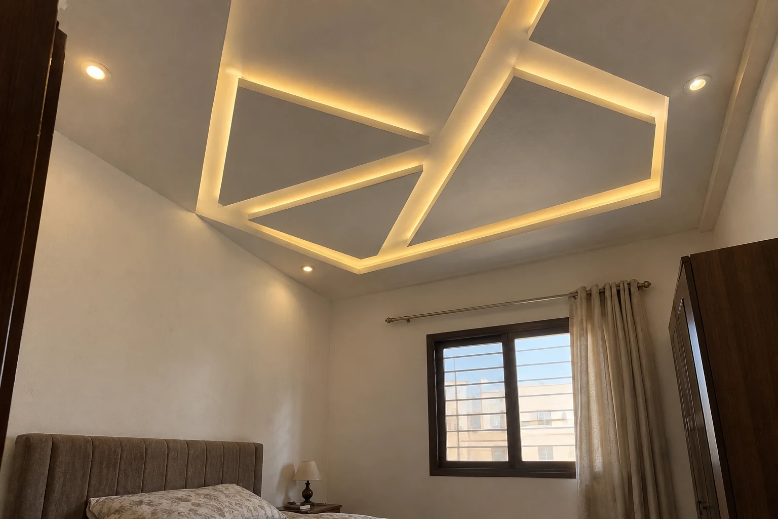 تكوين هندسي بخطوط متقاطعة